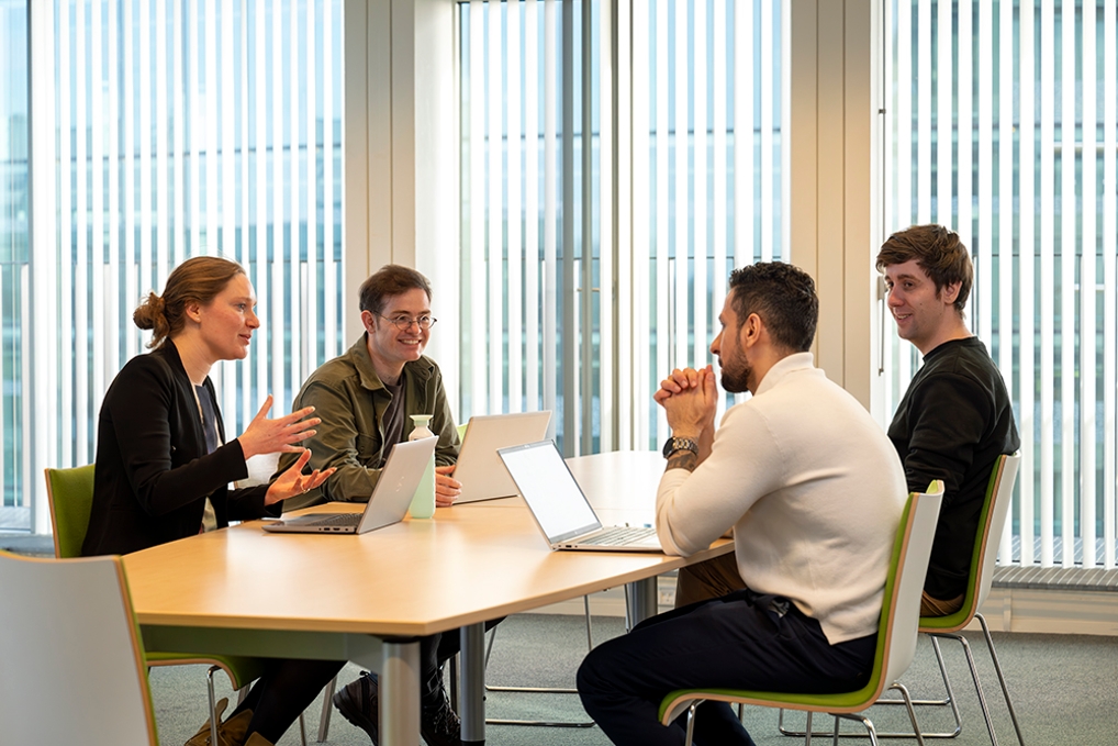 Wesley Aslangoglou senior developer bij de Belastingdienst aan het werk