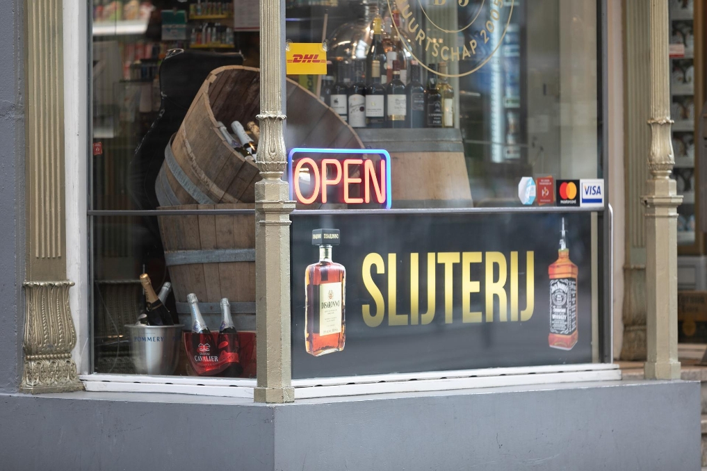 Etalageraam sijterij met bordje open