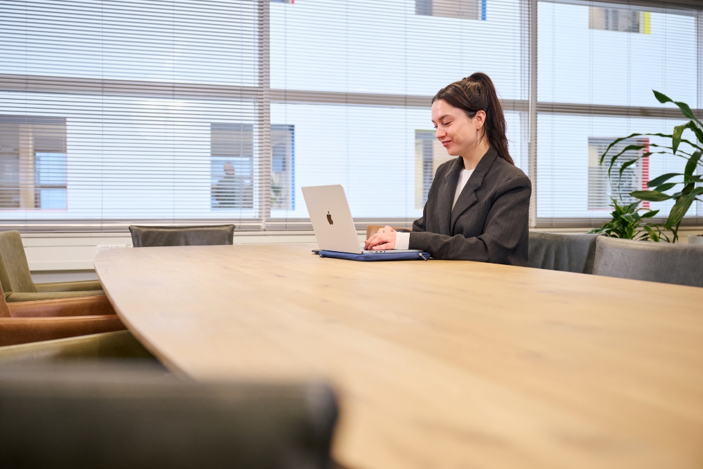 Giulia_Bössenecker strategisch adviseur AI bij het Rijks ICT Gilde aan het werk