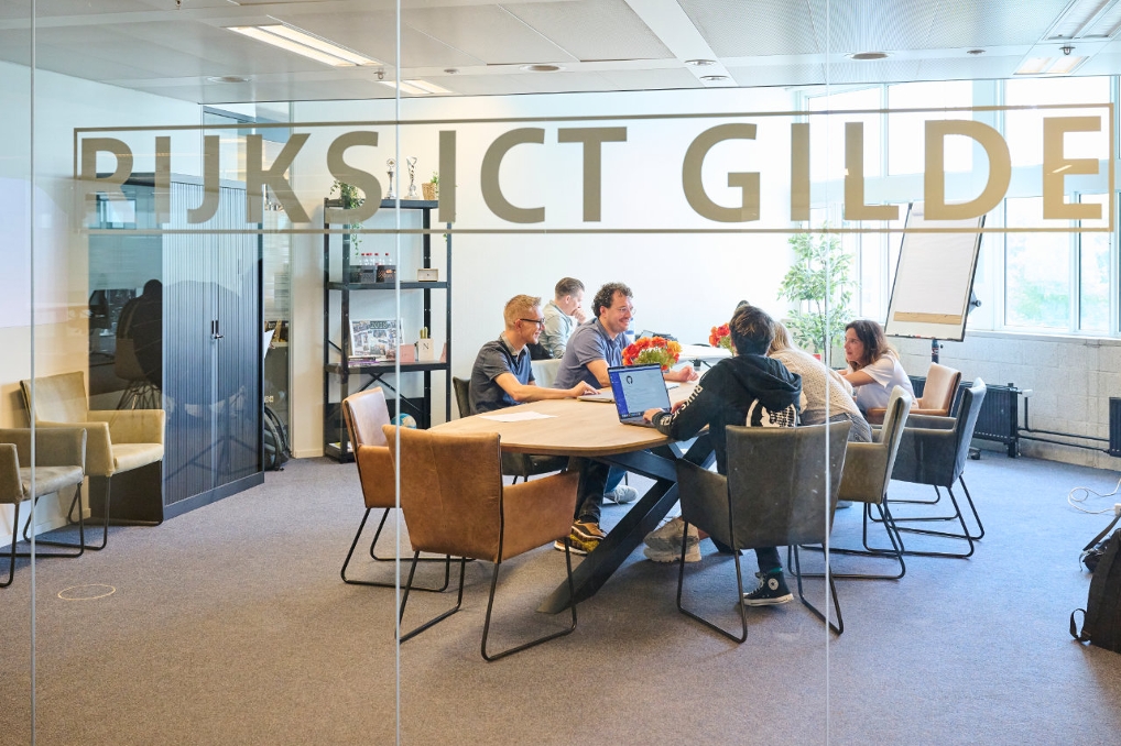 Data-engineer, AI-specialist en software-anallist aan het werk bij het Rijks ICT Gilde