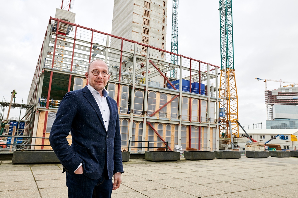 Wilco Kraamer voor een gebouw in aanbouw