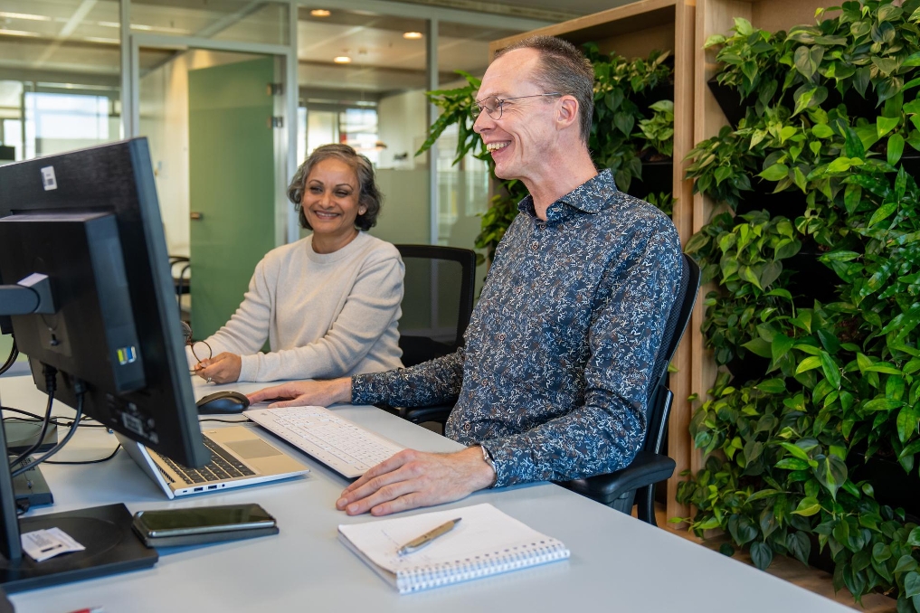 Enterprise architect MarceldeMeulmeester aan het werk met collega's bij het Rijksvastgoedbedrijf