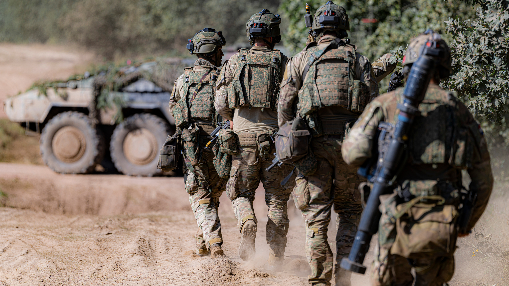 Soldaten in actie op een militair oefenterrein. Het RVB regelt er de milieu-aanvragen