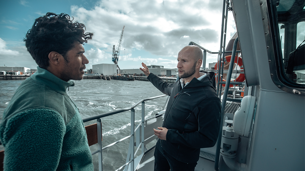 Pim, adviseur waterbouw bij het RVB, in gesprek over zijn project op de marinebasis Den Helder