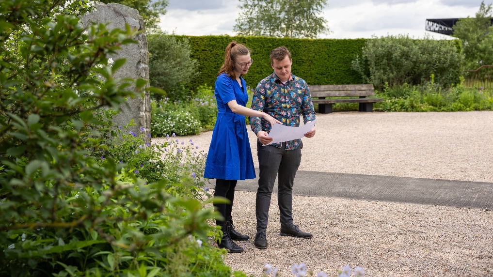 Kari en Ronald van het RVB beoordelen het beplantingsplan op een gedenkplaats 5 jaar na aanleg