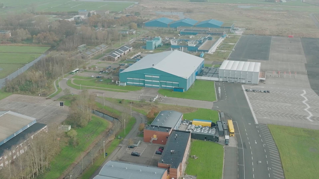 Luchtfoto van de voormalige militaire vliegbasis in Valkenburg, testlocatie van het RVB