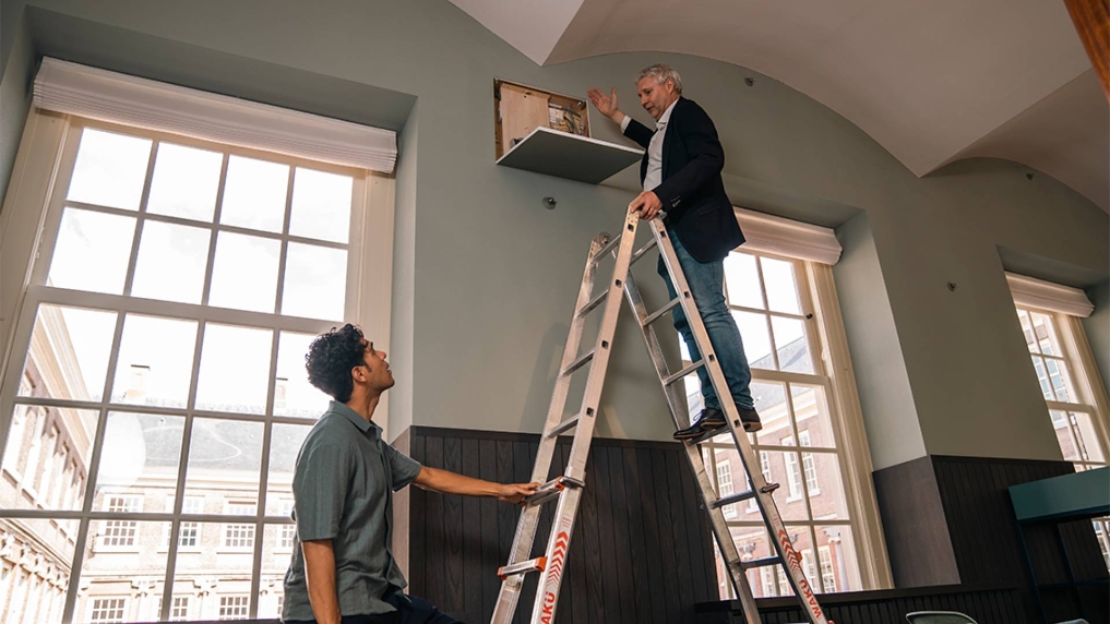 Rob op de ladder. Overal in de KMA is de noodverlichting – die voldoet aan het bouwbesluit – keurig weggewerkt