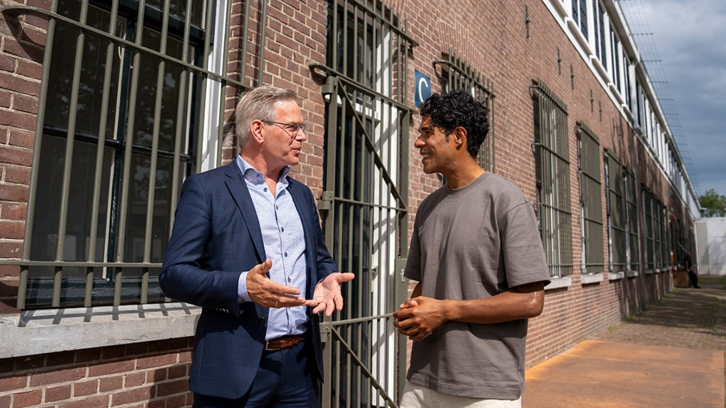 Technisch manager Stienus in gesprek met Maurice over de renovatie van PI Veenhuizen