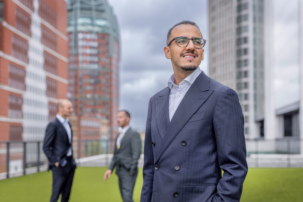 Portret van Jaouad. Hij doet het werk- en leertraject Internationaal Beleidsmedewerker Buitenlandse Zaken