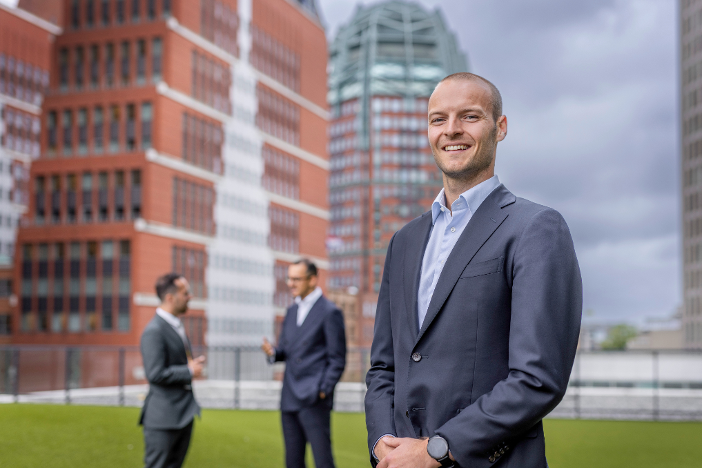 Portret van Mike. Hij doet het werk- en leertraject Internationaal Beleidsmedewerker Buitenlandse Zaken
