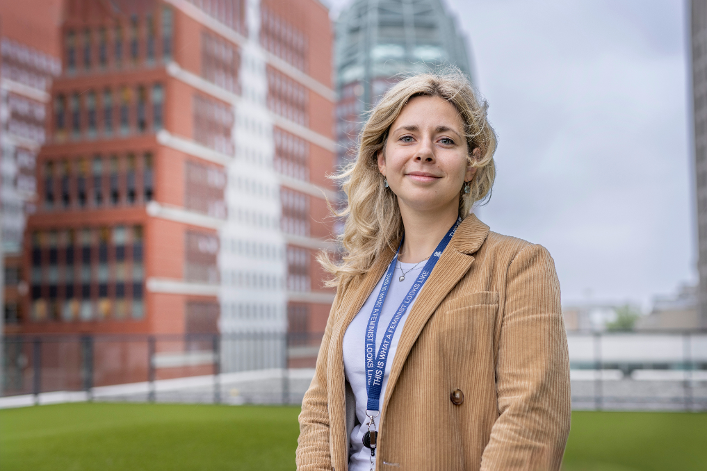 Portret van Vere. Ze doet het werk- en leertraject Internationaal Beleidsmedewerker Buitenlandse Zaken