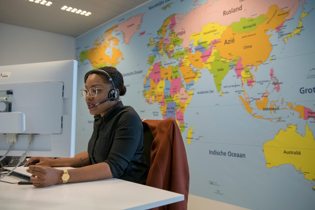 Collega bij het ministerie van Buitenlandse Zaken voor een wereldkaart