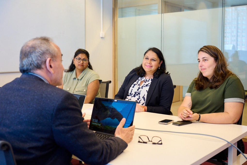 Savitri Changoe en Alicia Martins Nunes van het team Informatiebeveiliging & Privacy bij het ministerie van Economische Zaken en Klimaat