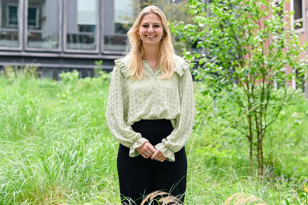 Portret van Eline op de binnenplaats van EZK. Zij is beleidsmedewerker frequentiebeleid