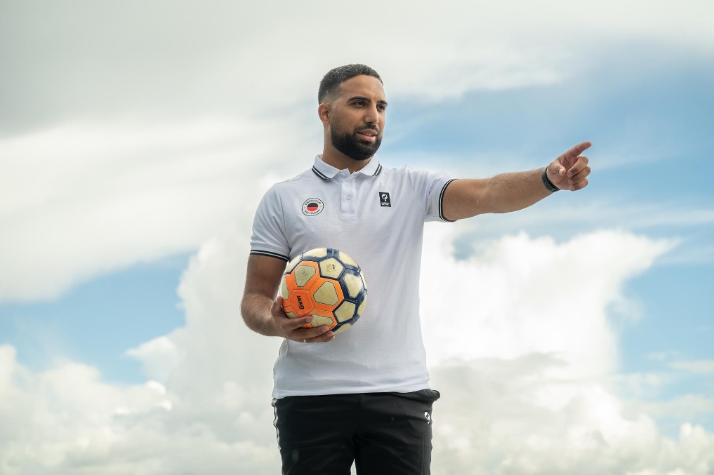 Oussama geeft aanwijzingen tijdens voetbaltraining