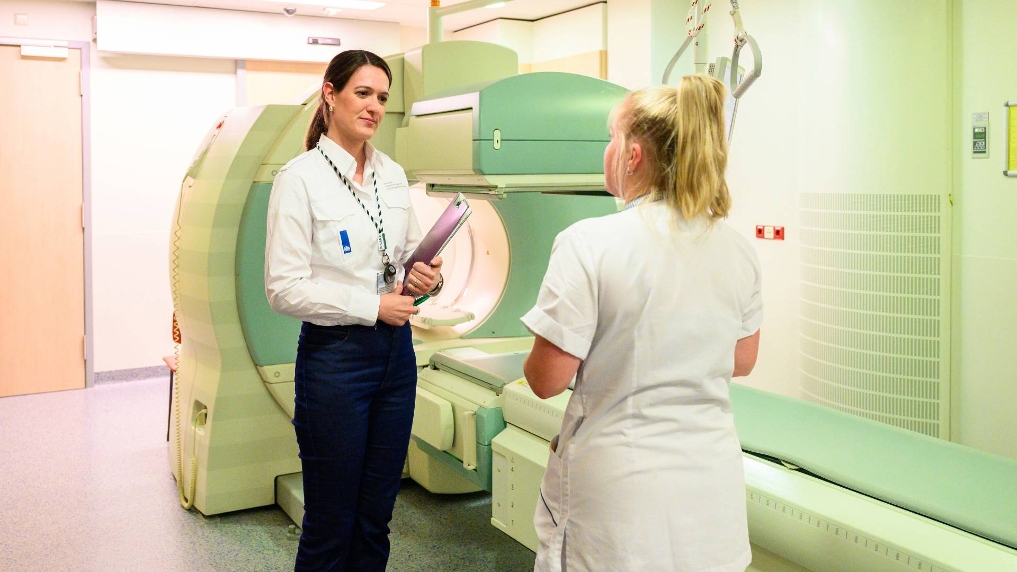 ANVS-inspecteur aan het werk. Hoe gaat een ziekenhuis veilig om met straling?