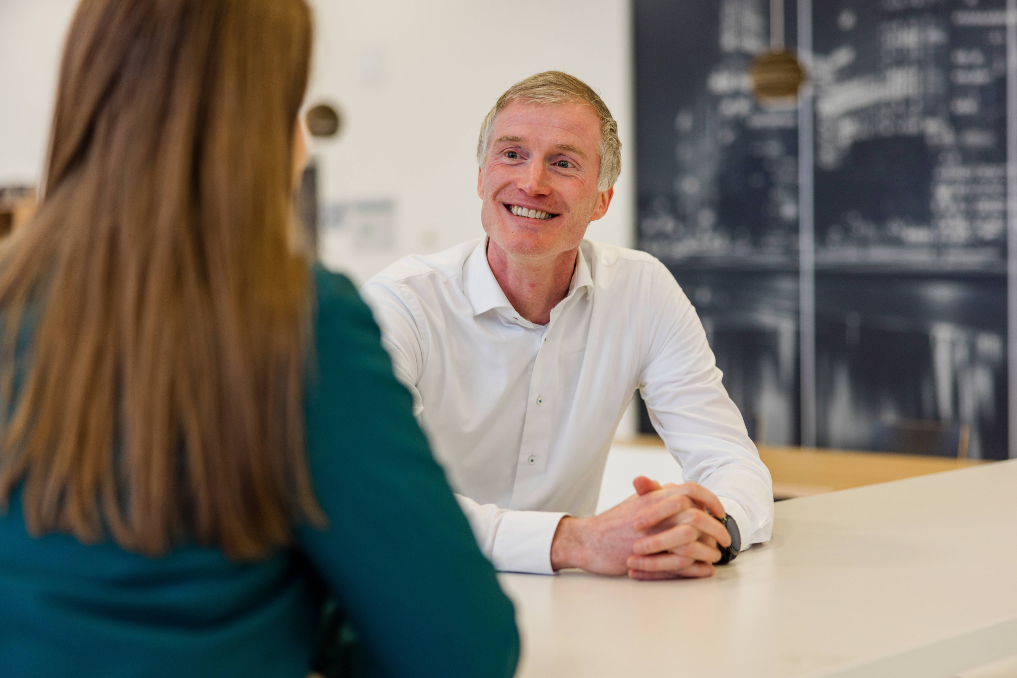 Teamleider Henk van Halteren bij de ANVS in gesprek met een collega
