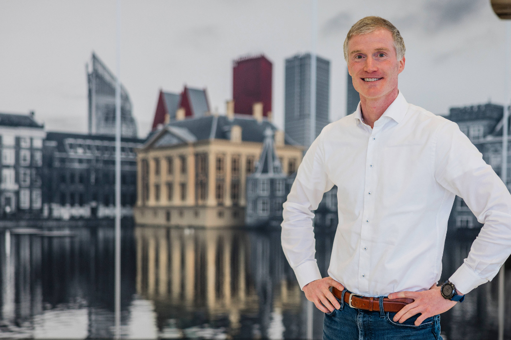 Portret van teamleider Henk van Halteren bij de ANVS op kantoor