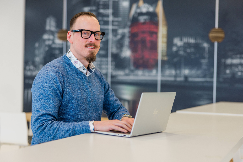 Ronald van Duijvenvoorde achter zijn laptop. Hij is vergunningverlener bij de ANVS