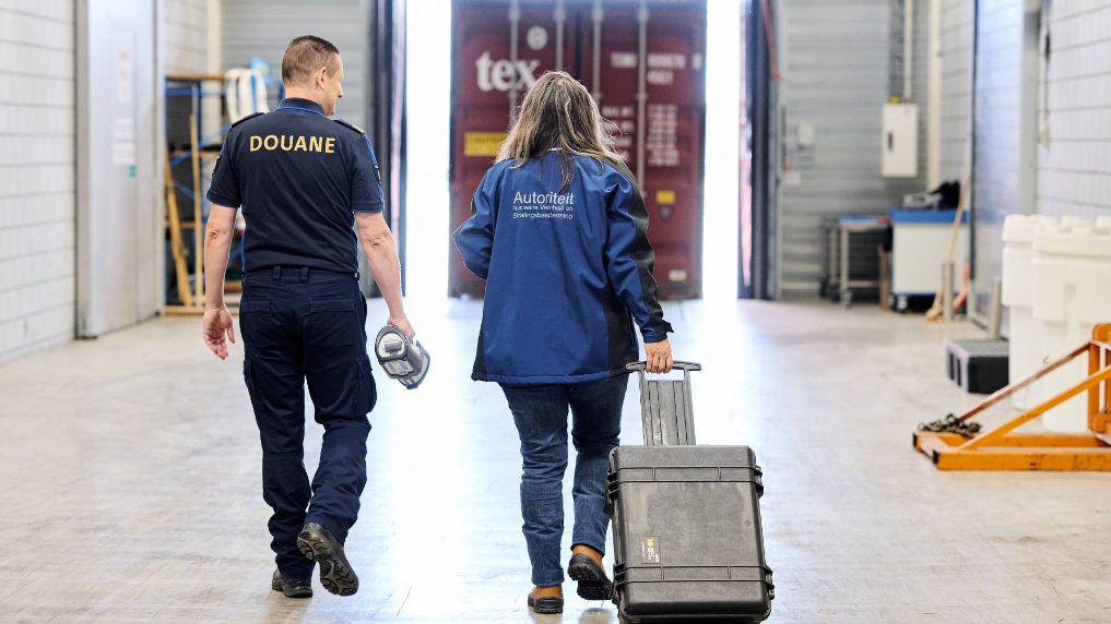 ANVS-inspecteur controleert een zeecontainer samen met de douane