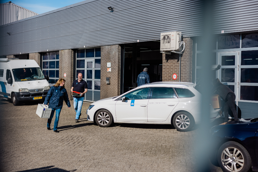 Scene uit een 'klapdag' bij de ILT-IOD. Op zo'n dag valt een team rechercheurs binnen bij een particulier of bedrijf