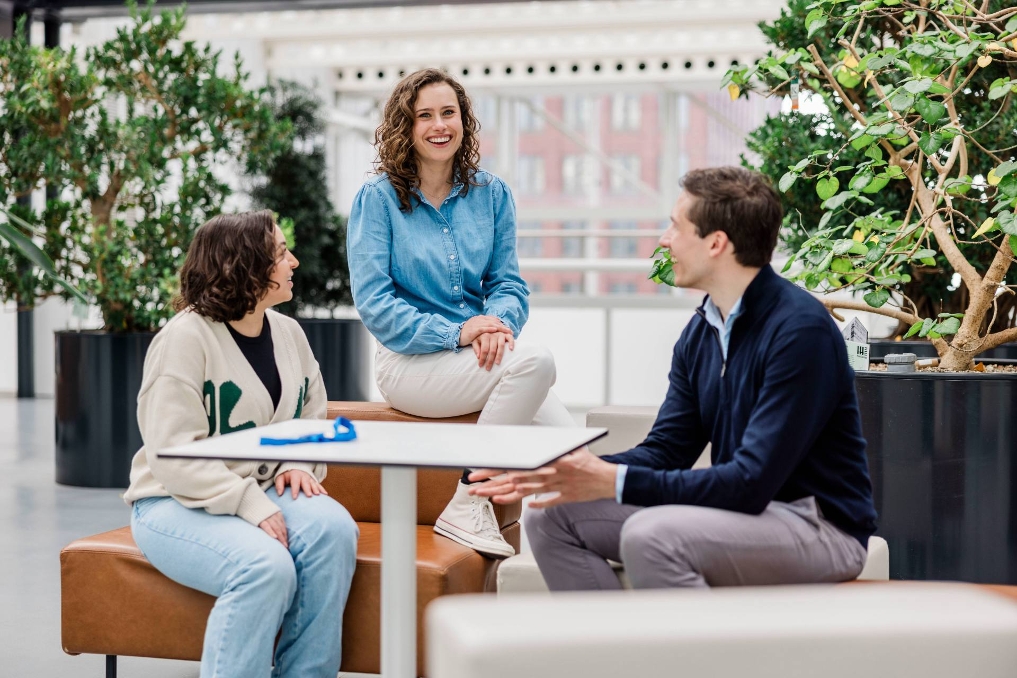 Sophie in gesprek met een paar van haar andere jonge collega's bij de ILT