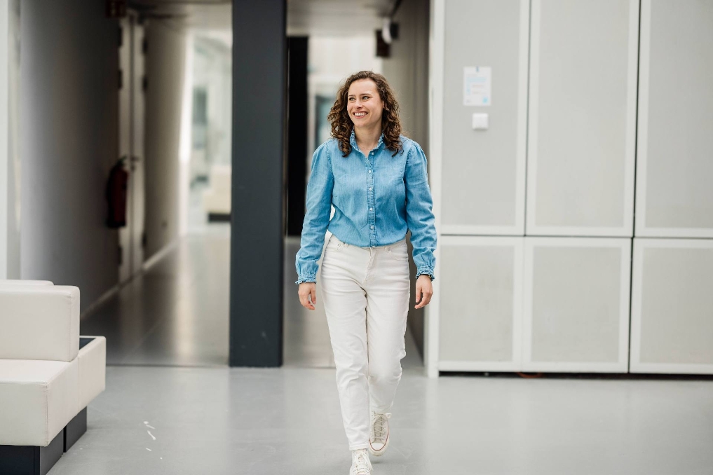 Sophie loopt door de gang bij de ILT. Ze werkt er parttime en doet er haar afstudeeropdracht