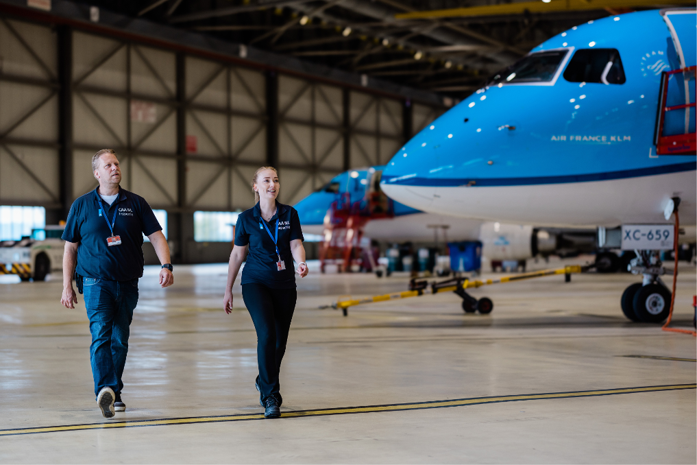 Mariska Huis met een collega tijdens een inspectie. Zij is vergunningverlener luchtvaart bij de Inspectie Leefomgeving en Transport (ILT)