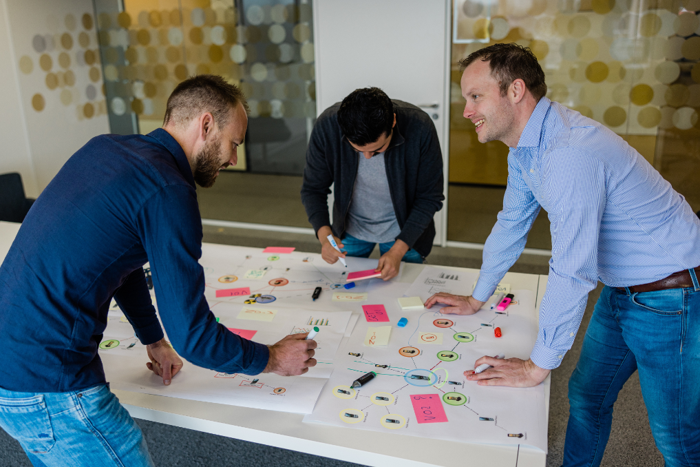 Paul, financieel rechercheur bij de ILT-IOD tijdens een meeting met collega's