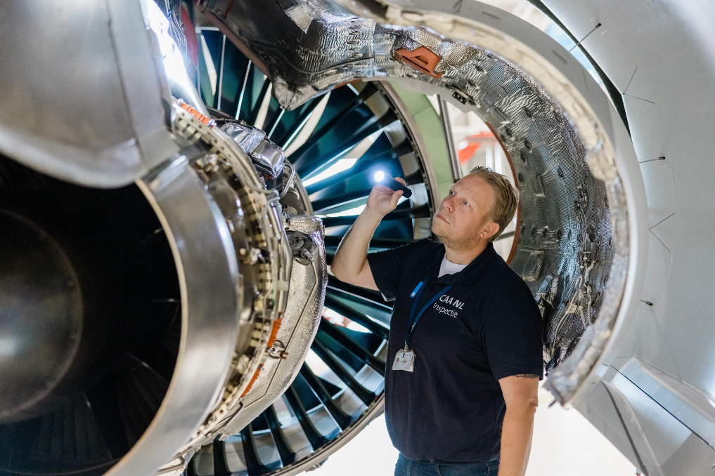 Robbert van Og inspecteert een vliegtuig. Hij is inspecteur luchtvaarttechniek bij de ILT