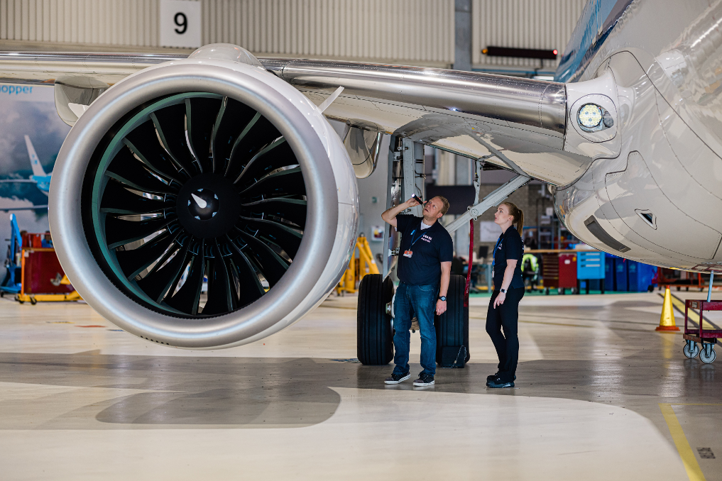 obbert van Og met collega bij een vliegtuig. Hij is inspecteur luchtvaarttechniek bij de ILT