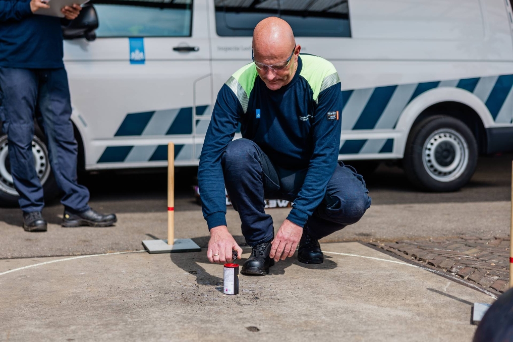 Jasper en een collega inspecteren vuurwerk. Ze werken bij TMO, onderdeel van de ILT