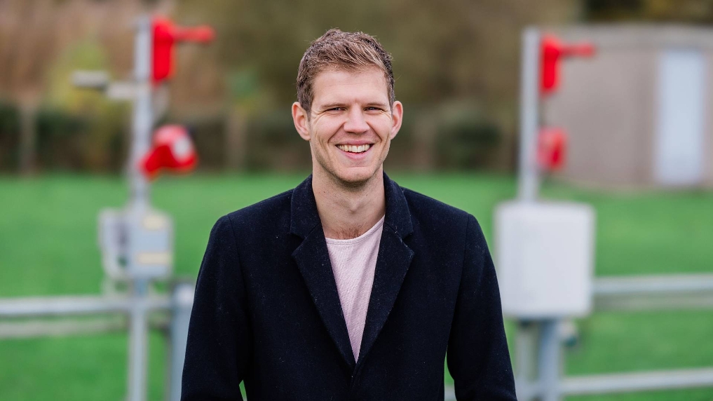 Portret van Thom aan 't Goor. Hij is projectcontroller bij het KNMI