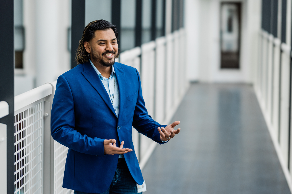 Portret van Raiz. Hij werkt bij het ministerie van IenW als specialist informatievoorziening