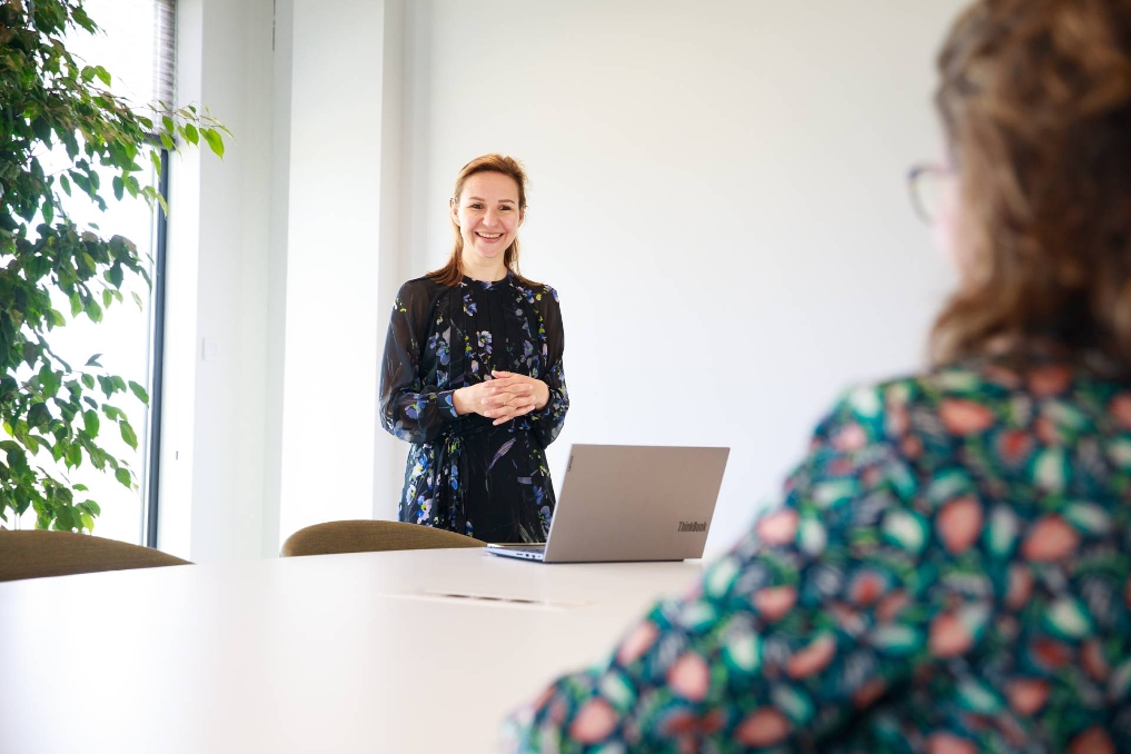 Kelly van der Woning, CISO bij Justid, aan het werk