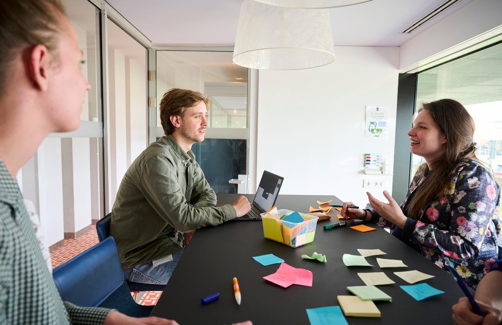 Sieds Minnema, data scientist bij het NFI, aan het werk met collega's