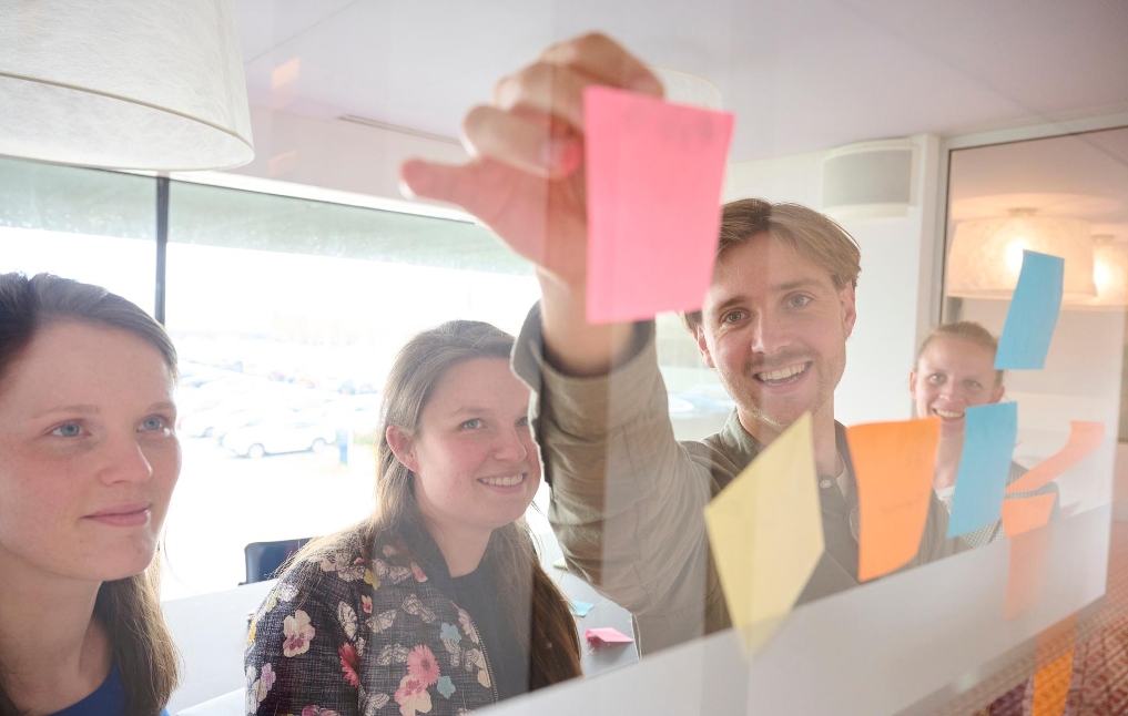 Sieds Minnema, data scientist bij het NFI, aan het werk met collega's