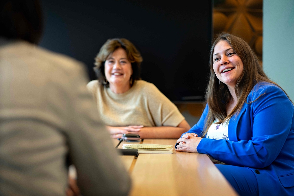 2 collega's luisteren naar een spreker