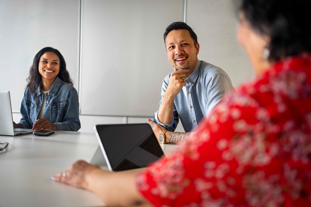 3 collega's zitten in een meeting