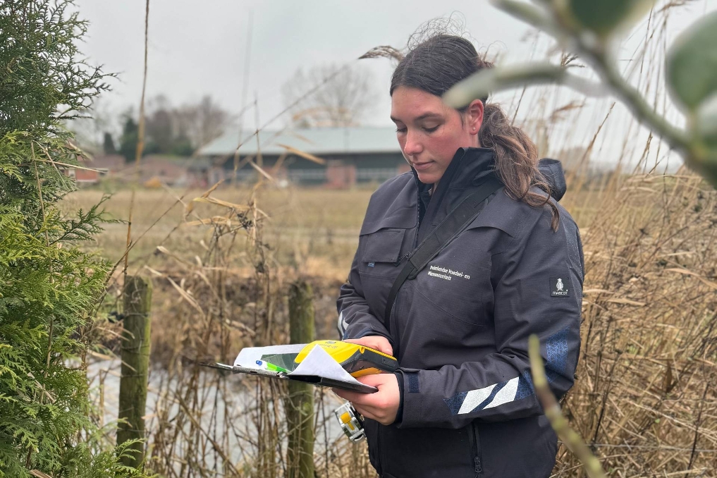 Priscilla, inspecteur GLB bij de NVWA is aan het meten in het veld