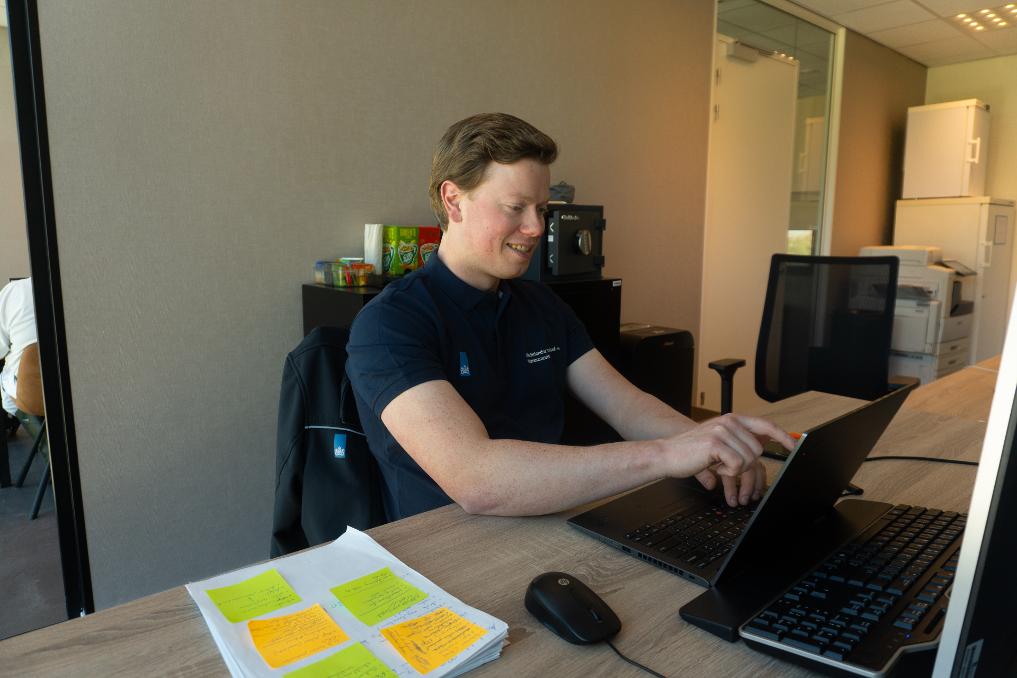 NVWA-dierenarts Dennis doet zijn administratie achter de computer