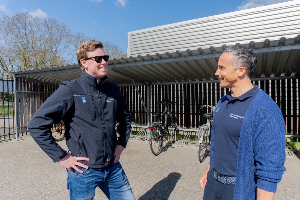 NVWA-dierenartsen Dennis en Olaf bij de uitgang van een slachtbedrijf