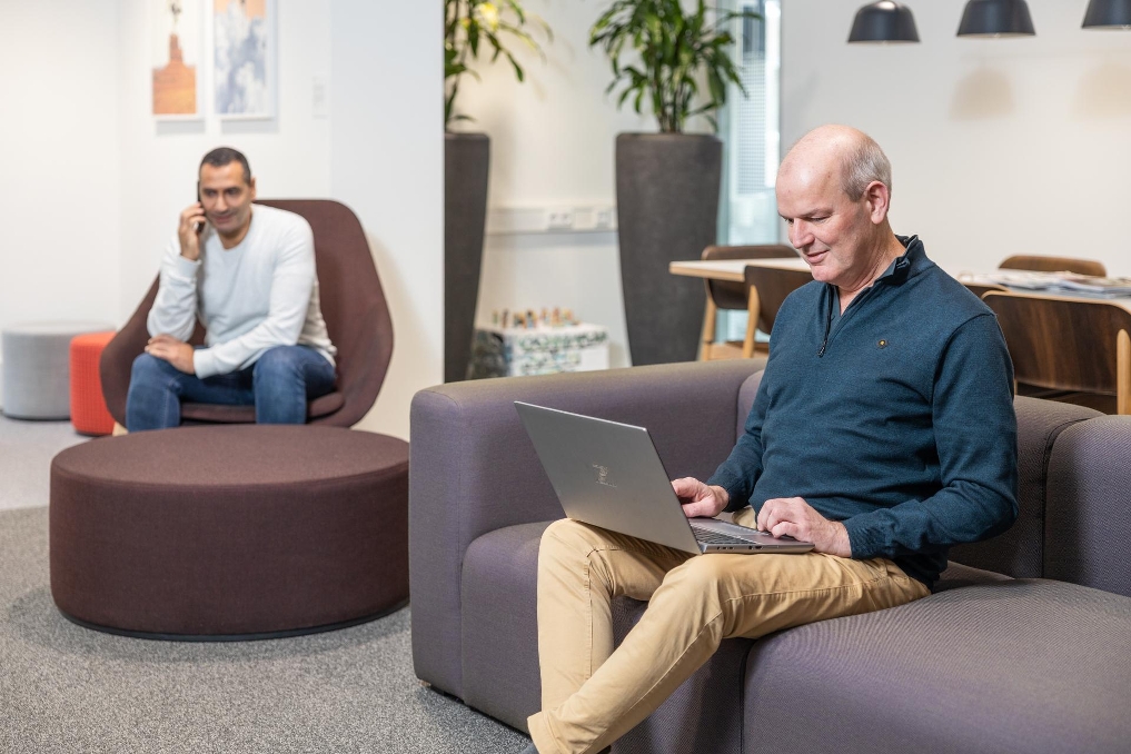 Maarten Folkers, software developer bij OCW, aan het werk met zijn laptop