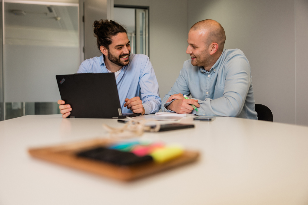 2 collega's van de Inspectie Overheidsinformatie en Erfgoed in gesprek