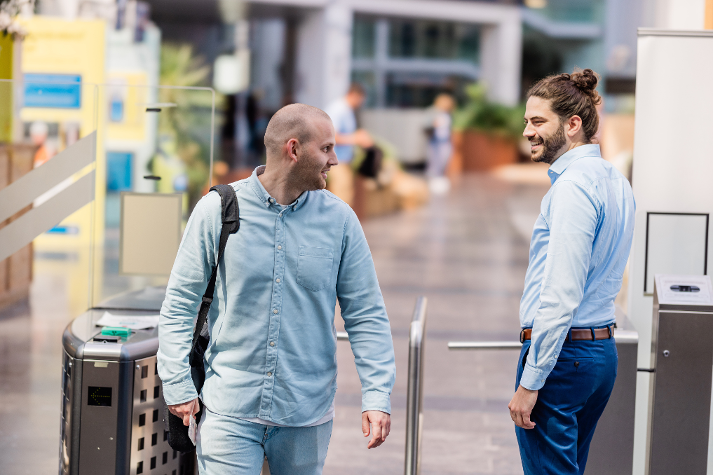 Lucas en Robrecht komen elkaar tegen bij het toegangspoortje. Ze werken allebei bij de Inspectie Overheidsinformatie en Erfgoed
