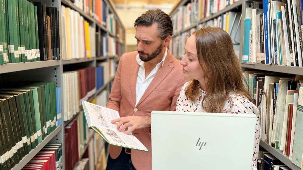 Mara met een collega tussen de dossiers. Mara is strategisch adviseur informatievoorziening bij het ministerie van OCW