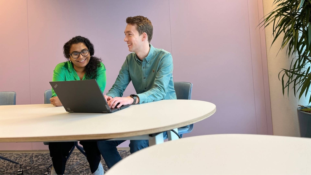 Sarita, applicatiebeheerder bij OCW, achter het scherm met een collega uit haar team
