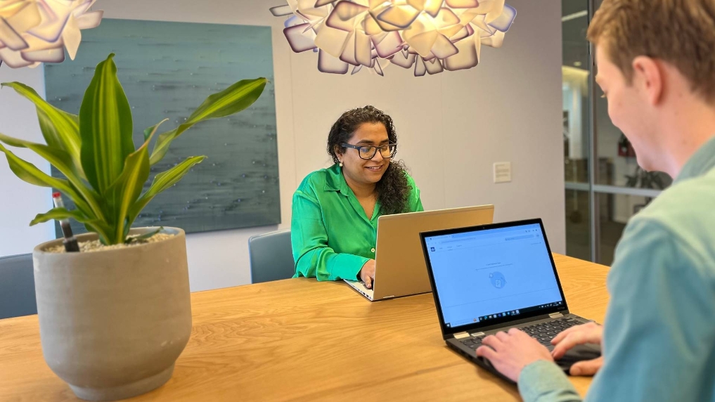 Sarita, applicatiebeheerder bij OCW, in gesprek met een collega uit haar team