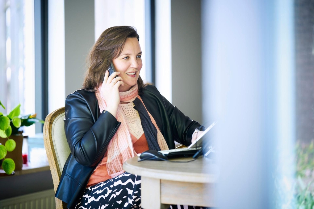 Portret van Daisy. Zij is adviseur bedrijfsvoering bij de Rijksschoonmaakorganisatie