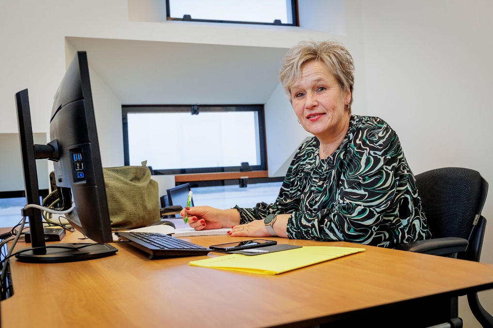 Portret van Jolanda achter haar bureau. Zij is ambulant objectleider bij de Rijksschoonmaakorganisatie